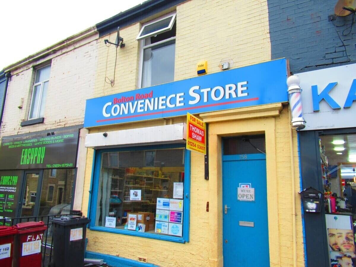Busy Main Road Commercial Property with Residential Flat in Blackburn, Suitable for Variety of Trad Photo 1