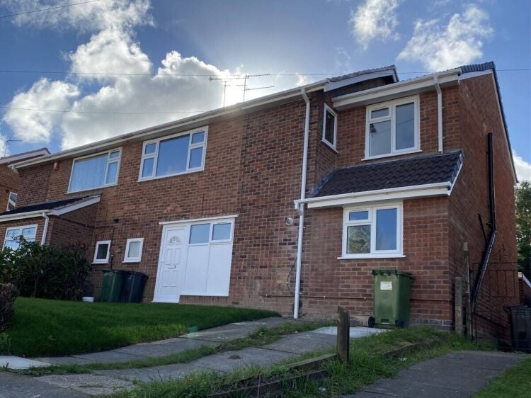 Renovated 5-Bedroom Semi-Detached Property in Desirable Oadby, Leicester LE2 Kendrick Drive Photo 1