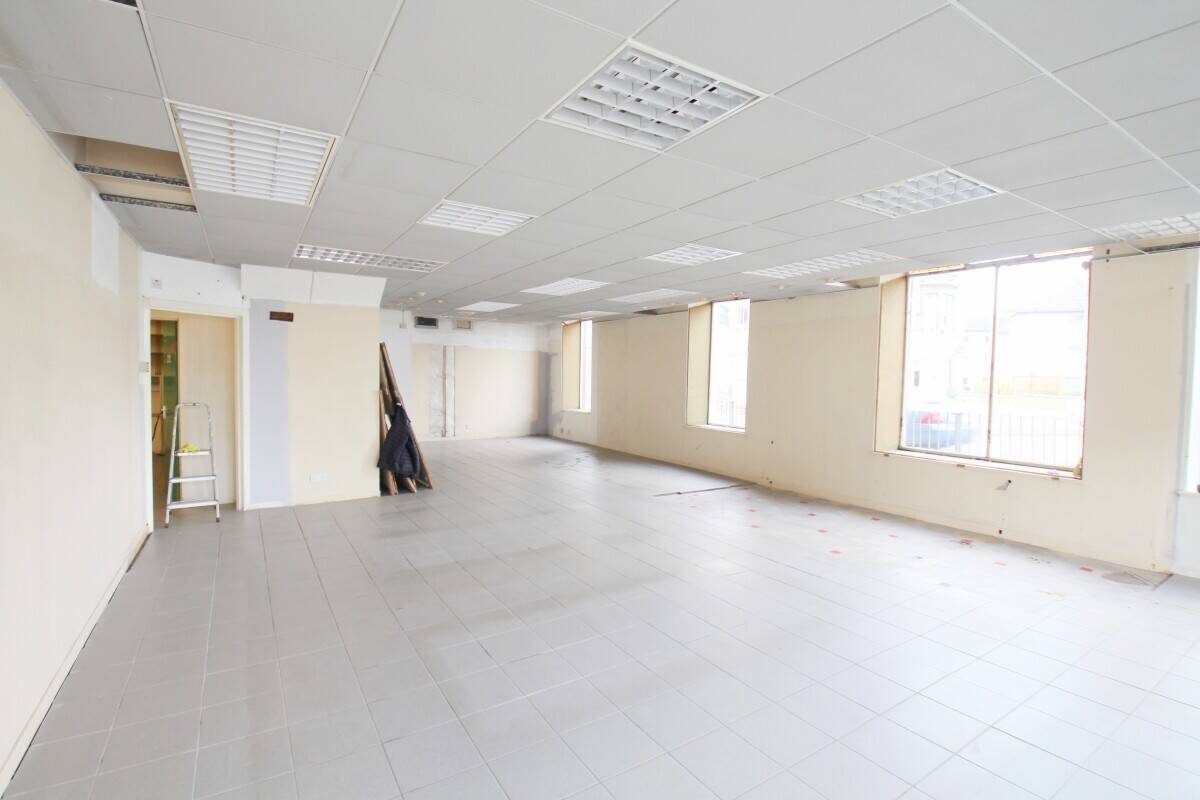 Prime Retail/Commercial Space for Sale in Central Forres Moray, Ideal for Small Business Photo 1
