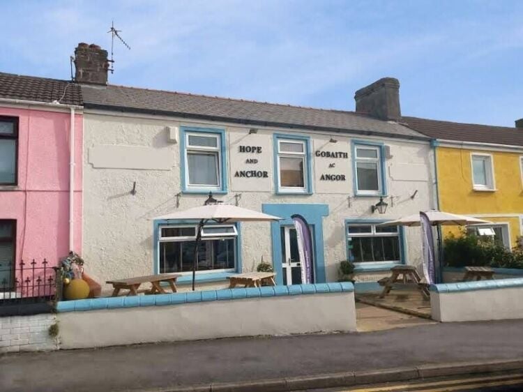 Traditional Public House & Restaurant in Coastal Carmarthenshire Town for Sale! Photo 1