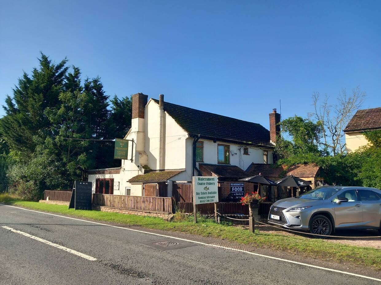 Charming Gloucestershire Pub & Restaurant with Lakeside Gardens and Owners Accommodation For Sale Photo 1