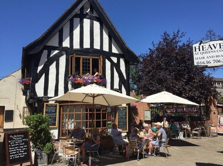 Prominent Tea Rooms in Newark on Trent Nottinghamshire, Leasehold Option Available Photo 1
