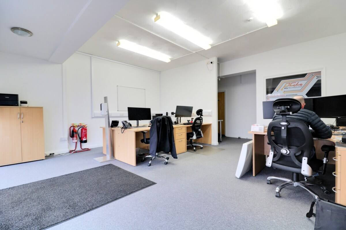 RETAIL SHOP - APPROX 989 SQ. FT. Photo 1