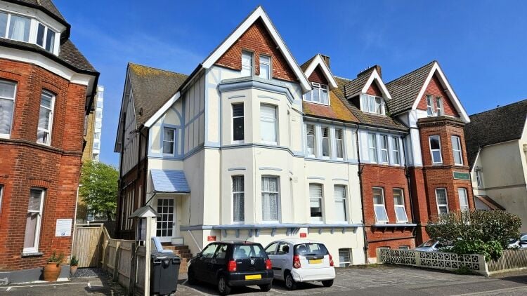 Prime Letting Investment Property Near Clifftop in Bournemouth, Ideal for Airbnb Photo 1