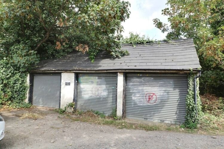 BLOCK OF 3 GARAGES TO LET Photo 1