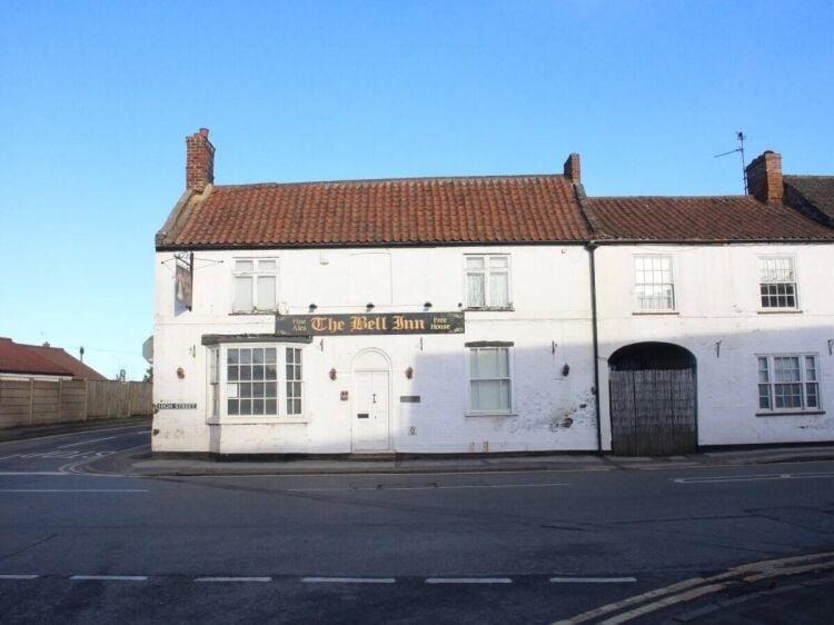 Prime 3-Bedroom Public House with Parking in South Lincolnshire Village for Sale Photo 1