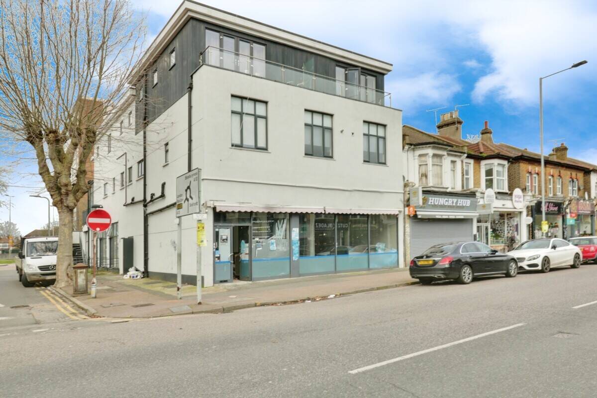 Double fronted retails shop Approx. 790 sq ft situated Southchurch Road, Southend. Photo 1
