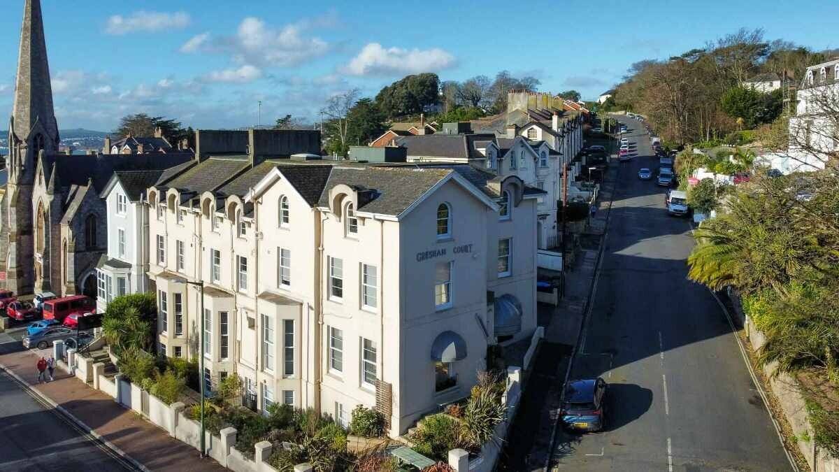 Stunning 17-Bedroom Boutique Hotel in Prime Torquay Location, Close to Harbour and Beach Photo 2