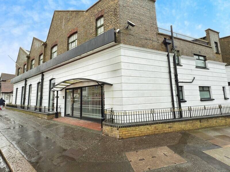 Prime Showroom & Office Space with Heavy Goods Lift – Chase Road, Southend-on-Sea Photo 2