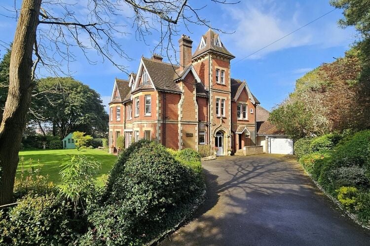Majestic Property with Income Potential and Sea Views in Bournemouth Dorset Photo 2