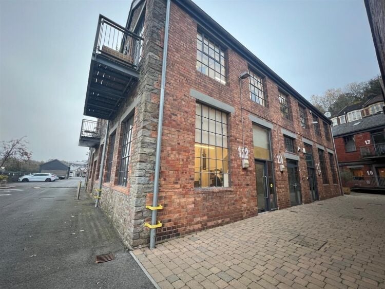 Ground Floor Commercial Studio in Bristol, with Parking Space and Potential for Expansion Photo 1