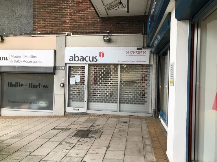 ***recently refurbished shop*** Photo 1