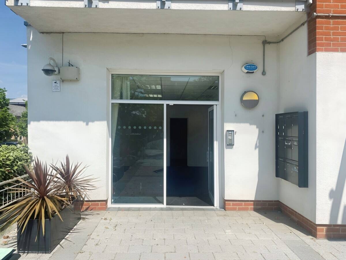 Premises To Let - Kennet Island - E-Class - Ideal for Barber Shop, Nail Bar, Beauty Photo 1