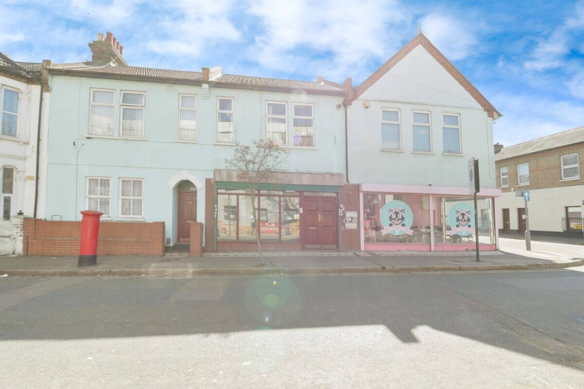 Versatile Ground Floor Shop Office in Prime Southend Location with High Footfall and Great Access Photo 1