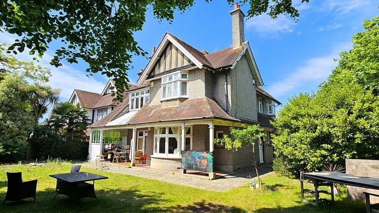 Character Property in Prime Corner Location Ideal for Home and Income Opportunities Photo 1