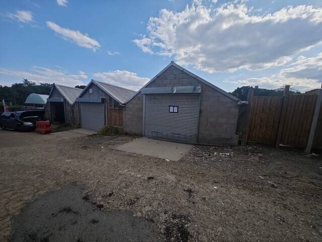 LIGHT INDUSTRIAL UNIT approx. 2,400 SQ. FT. PRICE: £20,000 PER ANNUM TO LET LOCATION: RAYLEIGH Photo 1