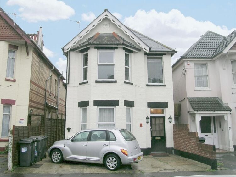 Well Located HMO Property in Bournemouth Dorset with Flexible Accommodation and Easy Access Photo 1