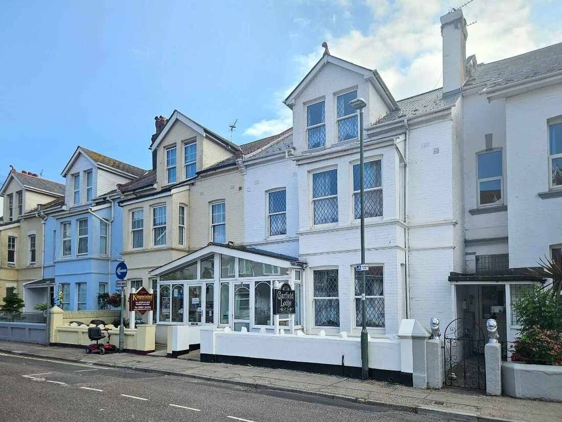 Guesthouse with 7 en suite rooms in mid-terraced property located in Paignton Devon Photo 1