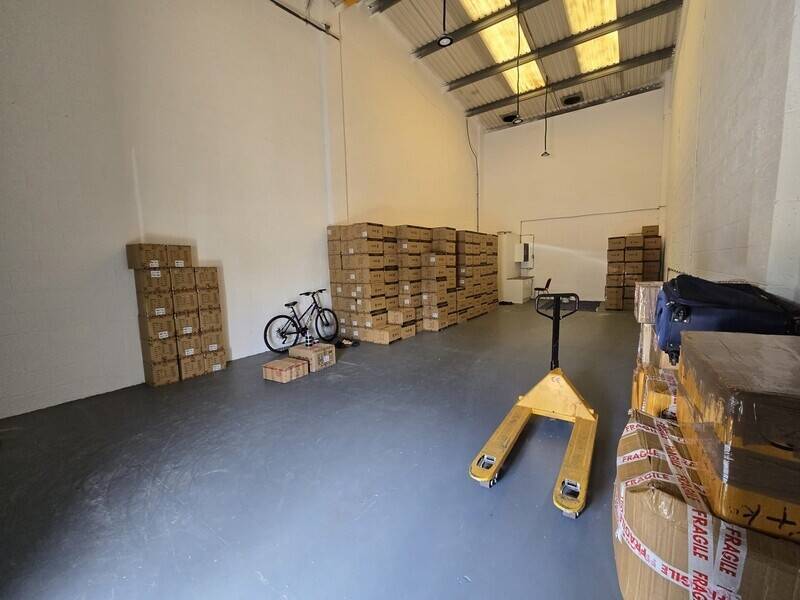 Spacious Warehouse with Planning Permission in Southall, West London Photo 1