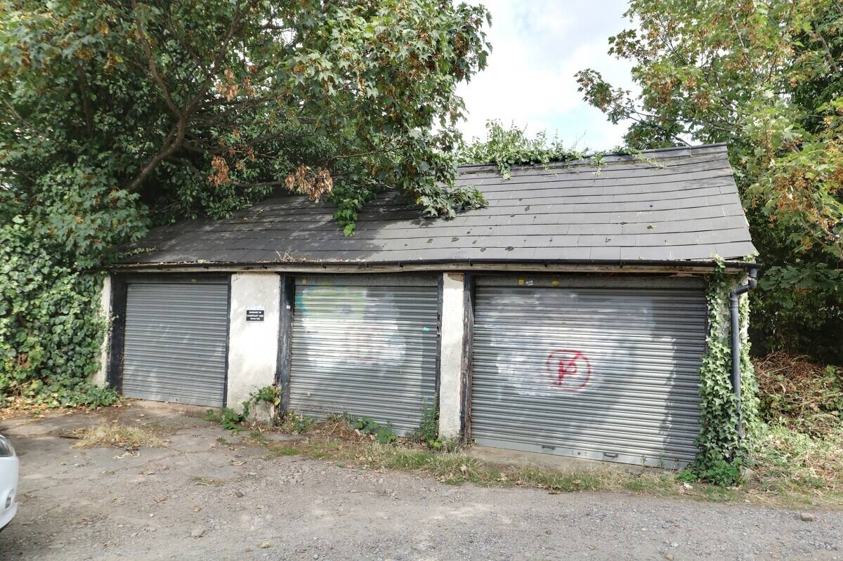 BLOCK OF 3 GARAGES TO LET - LONDON ROAD, HADLEIGH Photo 1