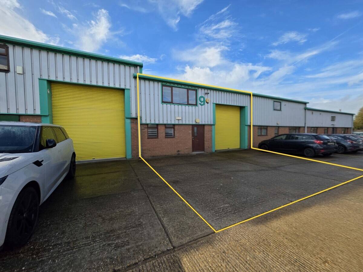 Light Industrial Unit Approximately 2,313 Sq Ft Available in Wickford Essex Photo 1