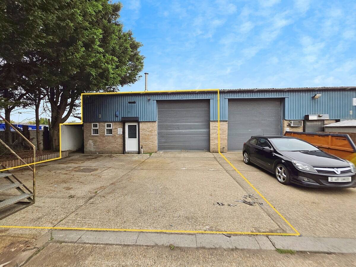 LIGHT INDUSTRAIL UNIT APPROX. 2,493 SQ FT Photo 1