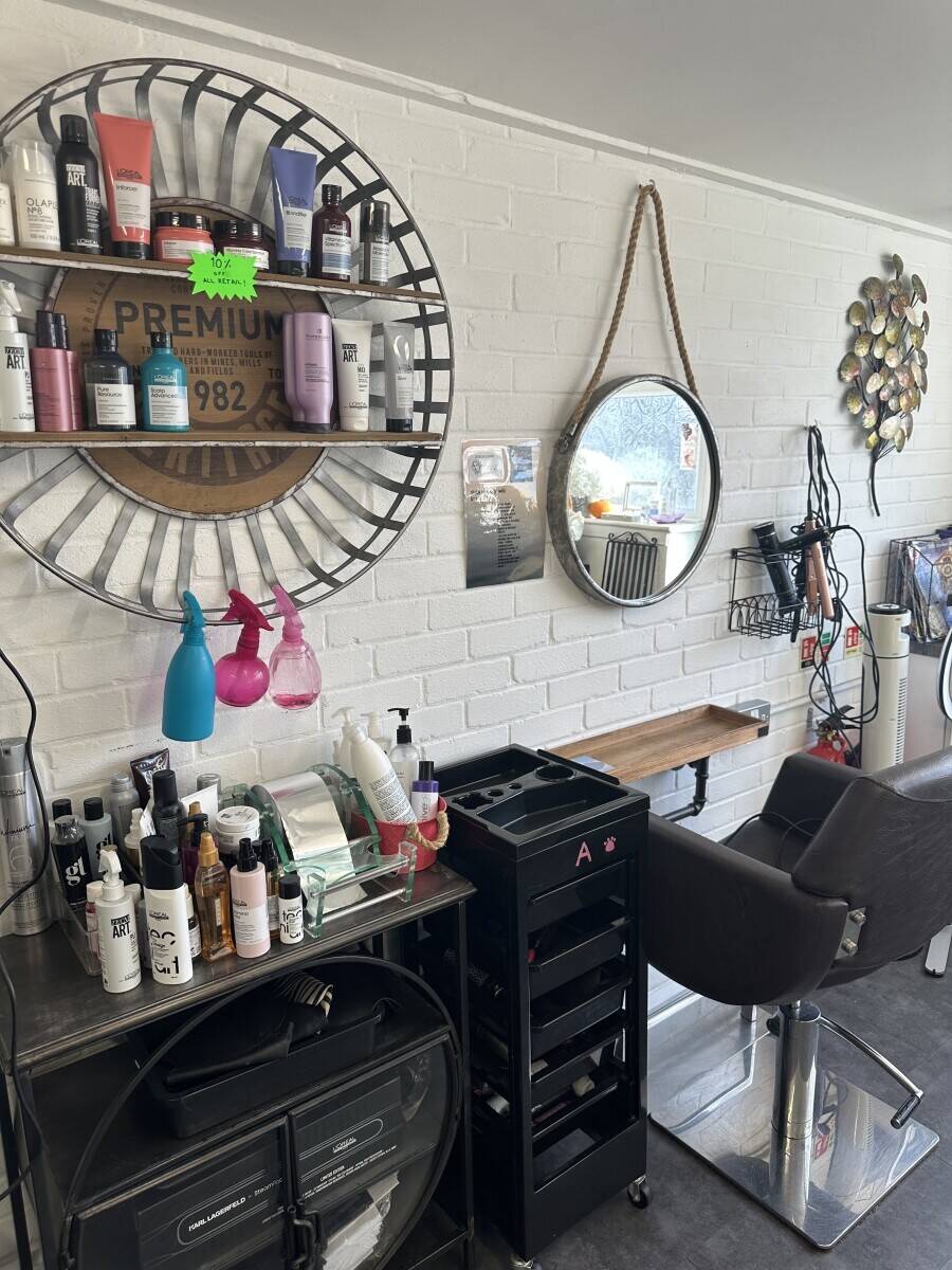 Freehold salon and beauty room with 3 bedroom accommodation in Ashford Kent available for sale Photo 1