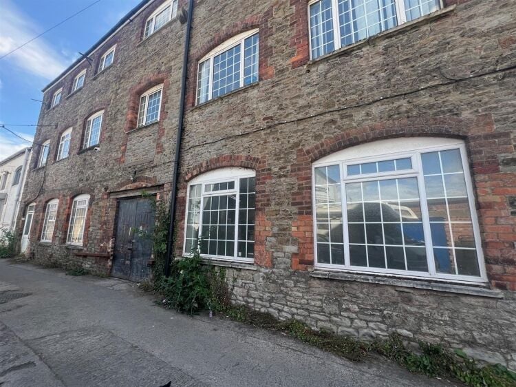 A ground floor workshop/store of approximately 760 ft² / 71m² with wc. the unit benefits from double doors and windows to the front. a furth Photo 1