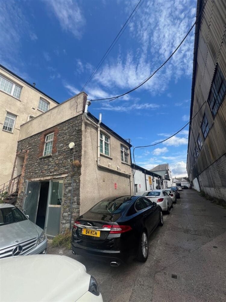 A ground floor former recording studio of approximately 550 ft² / 51m² with wc. a further workshop of approx. 760 ft² located within th Photo 1