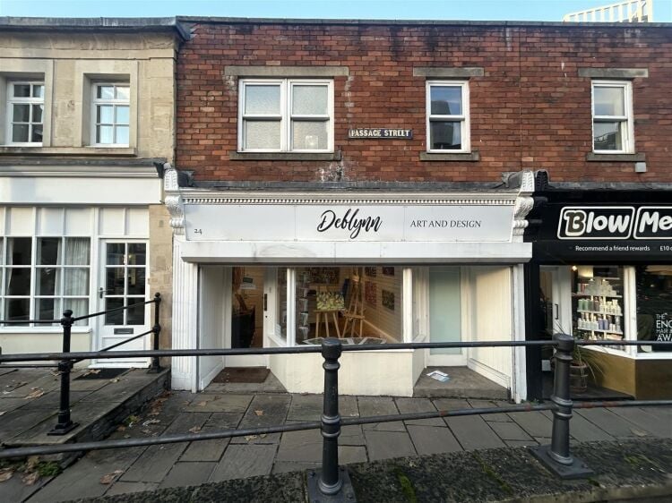 A well presented shop of approximately 220 sq ft, the property is situated in a very prominent and central location on passage street, it is approxima Photo 1