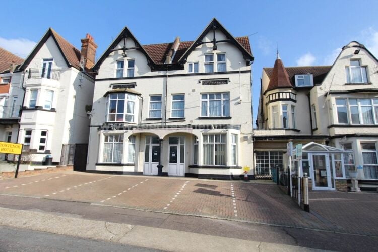 17-Bedroom Grosvenor Hotel Property for Sale in Rochford Essex with Conversion Plans Photo 1