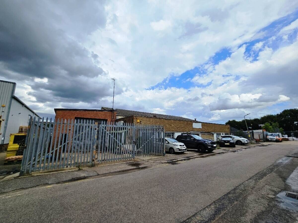 FREEHOLD 16,000 SQ.FT INDUSTRIAL PREMISES WITH 3-TON MOBILE CRANE INCLUDED