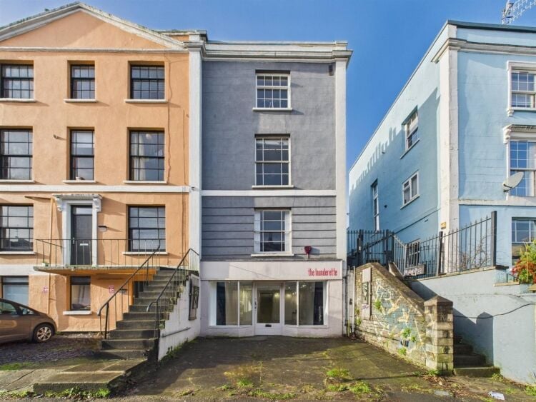Vacant ground floor shop office studio in Bristol on Cheltenham Road with modern amenities Photo 1