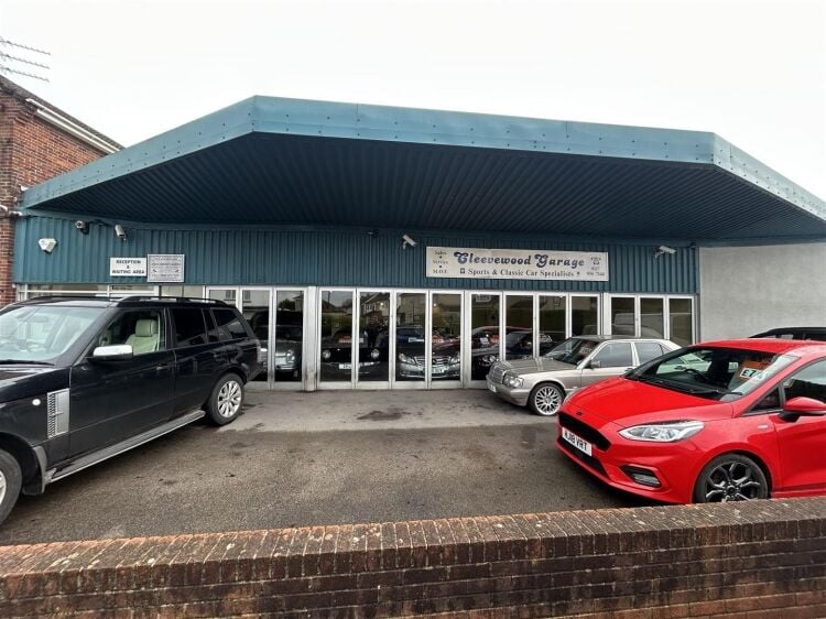 A ground floor former car showroom extending to approximately 1,826 sq ft. the property features a large, highly prominent frontage and benefits from Photo 1