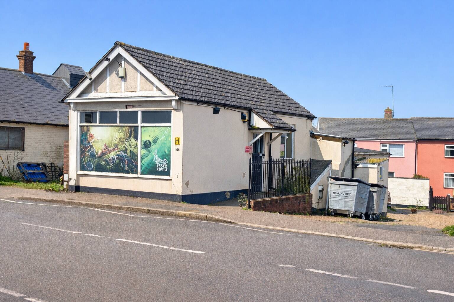 LOCK UP E-CLASS SHOP WITH CAR PARK - £12,500 plus VAT PER ANNUM - LEASEHOLD – SOUTH STREET BRAINTREE Photo 1