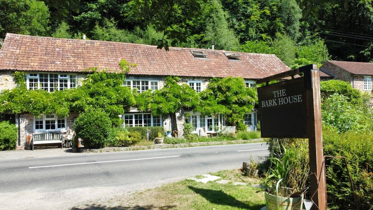 Eight-Bedroom Guest House Property for Sale in Tiverton, Devon with Development Potential Photo 1