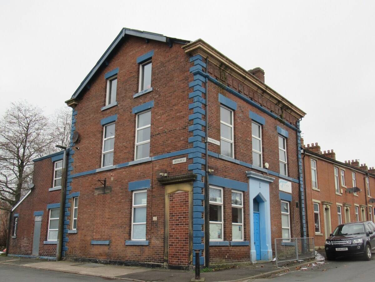 Large Commercial Premises Former Public House in Blackburn Lancashire Photo 1