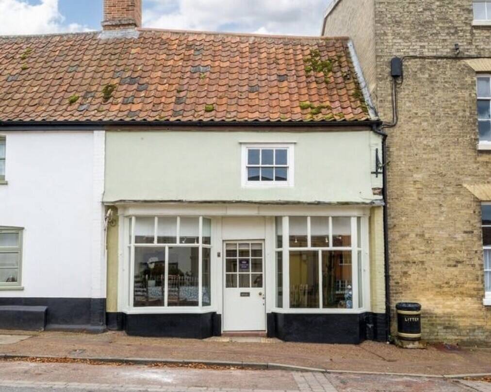 Mixed use shop front and 2-bedroom residence in Rickinghall Suffolk Photo 2