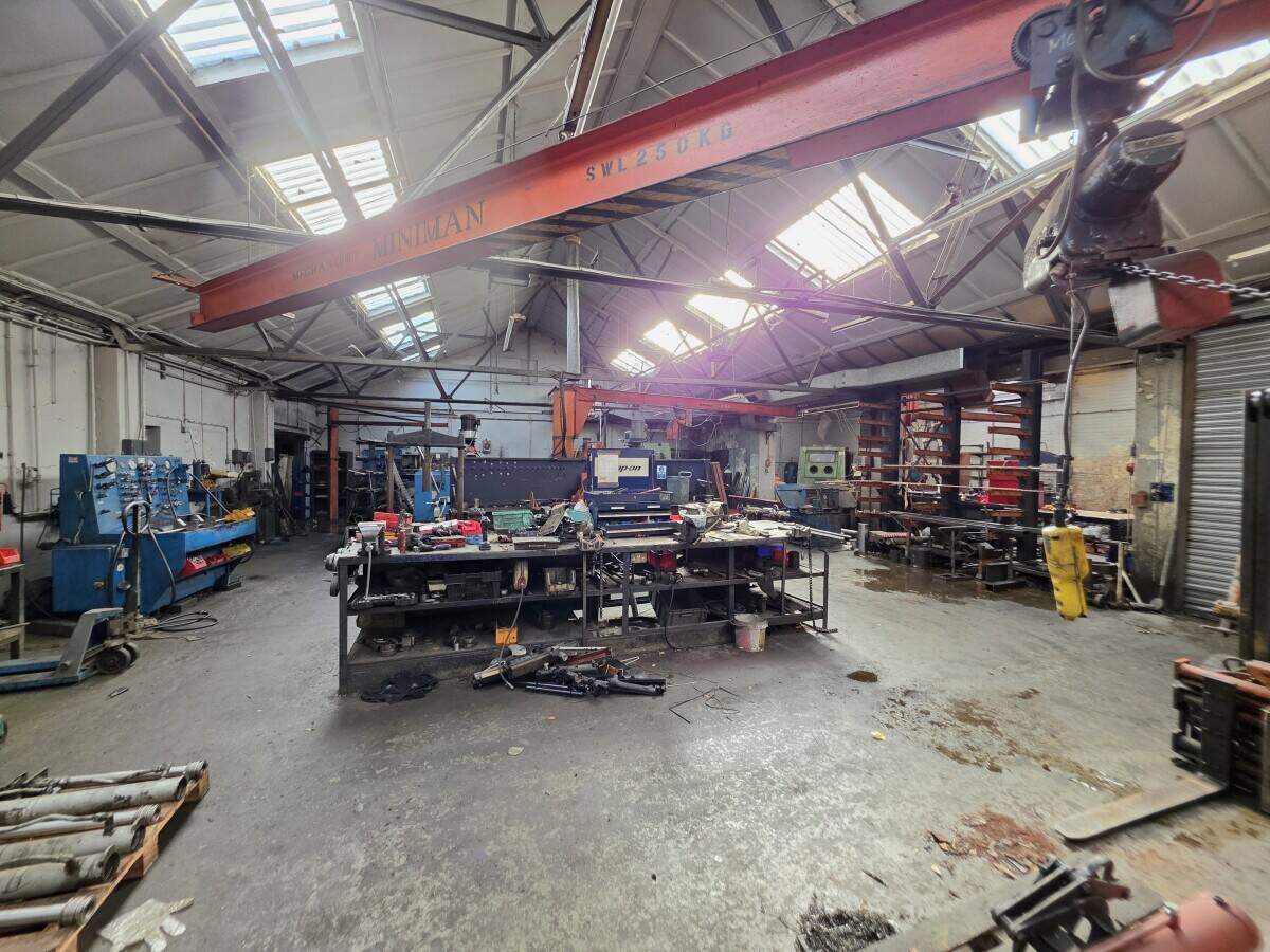 Industrial unit for sale in Rochford Essex with office space and transport access Photo 1