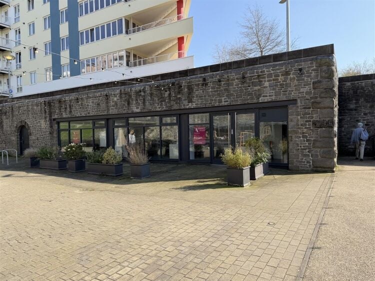 A spacious commercial unit situated in an enviable location on bristol's harbourside within easy reach of bristol city centre. Photo 1