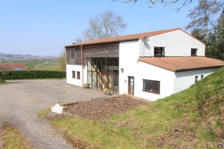 Modern office suite of approximately 1,325 sq ft (123 sq m) benefiting from ample parking, shared kitchen and wc facilities, suspended ceiling with le Photo 1