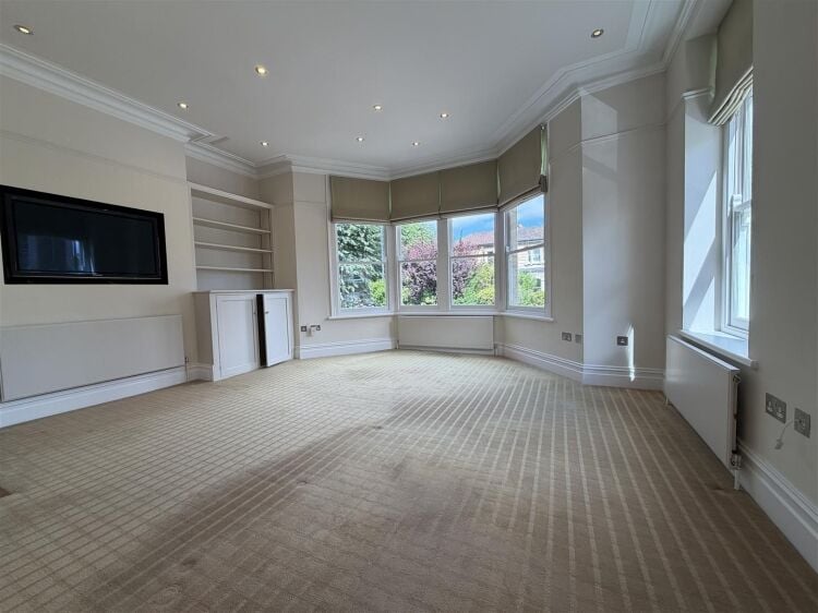 A very well presented office space of approximately 270 sq ft. the office is filled with natural light, complemented by attractive sash windows. Photo 1