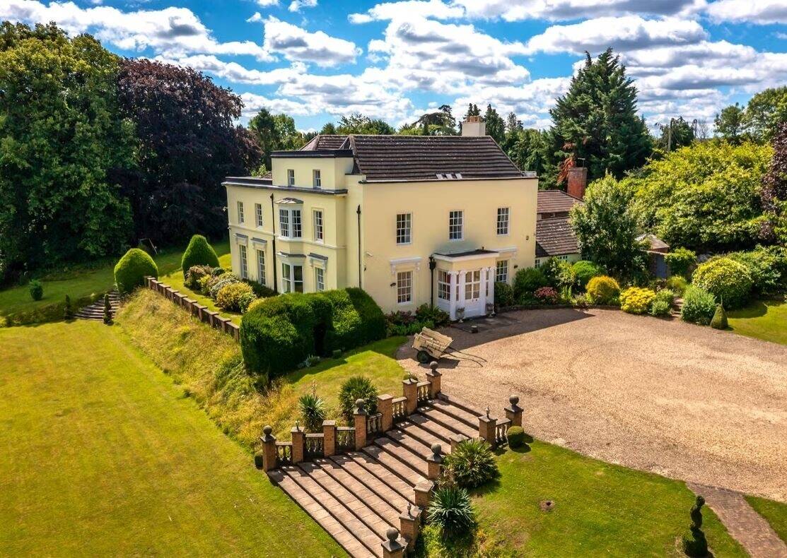 Grade II Listed Country House with Eleven En-Suite Bedrooms in Ross on Wye Herefordshire Photo 1