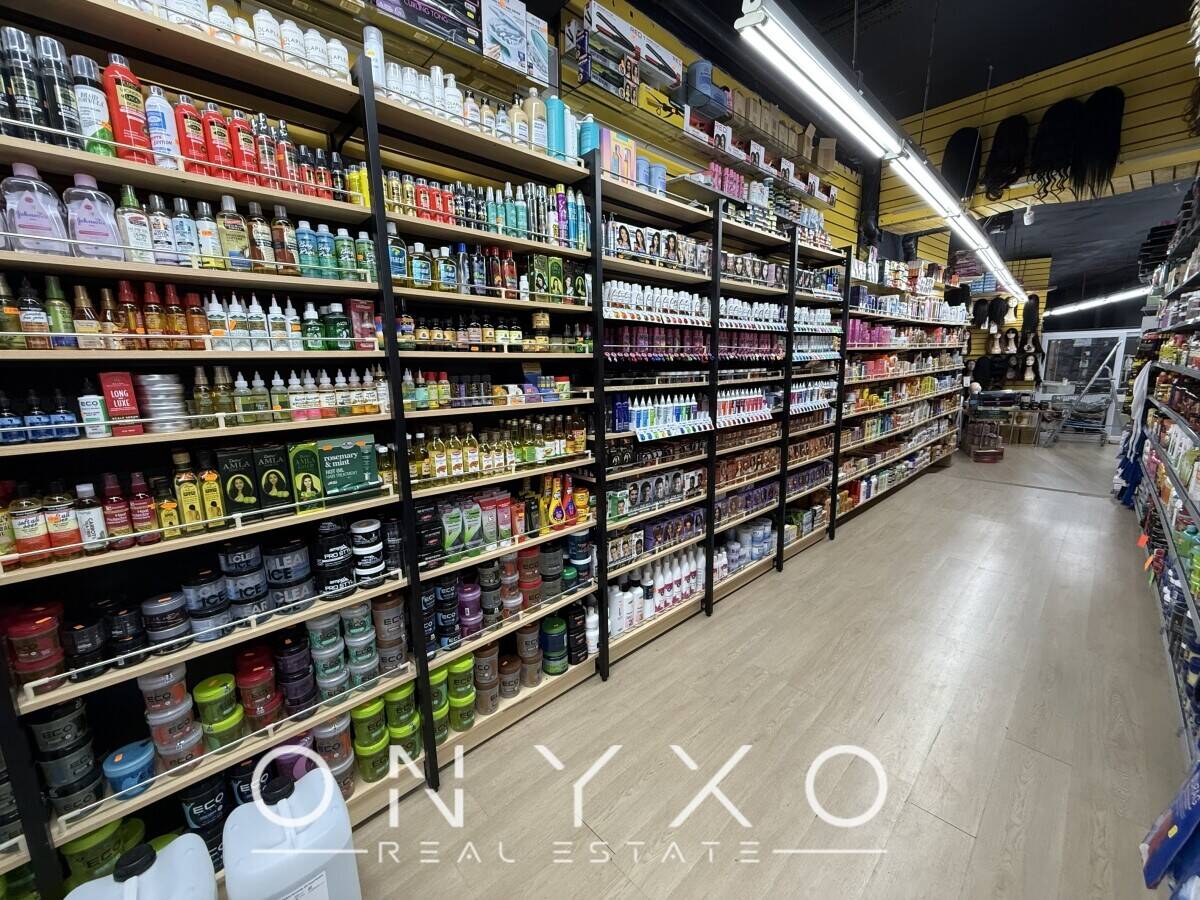 Retail Unit TOLET suitable for variety of uses in Reading High Street Photo 2