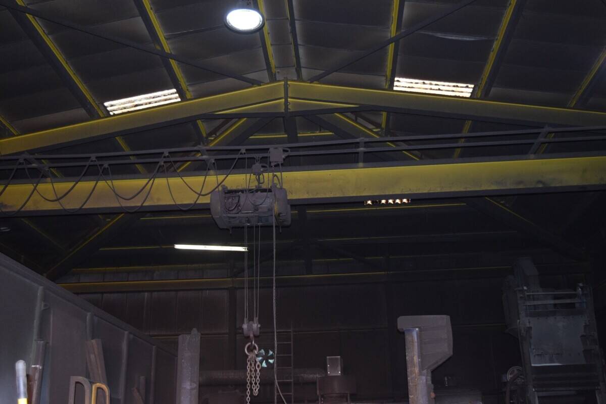 Factory unit with crane for sale in Bilston West Midlands offering 3,000 sq ft of space Photo 2