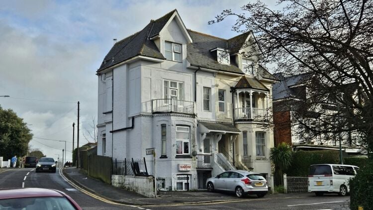 Prominent HMO in Bournemouth with 8 letting rooms and garden near key amenities Photo 1
