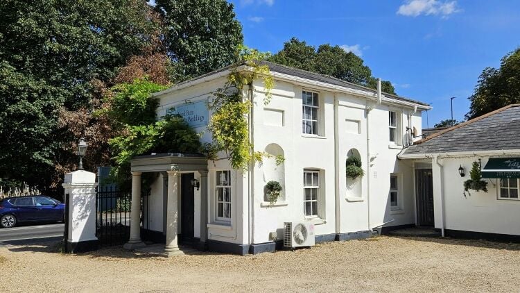 Holiday Rental Business in Christchurch Dorset Near Highcliffe Castle and the Coast Photo 1