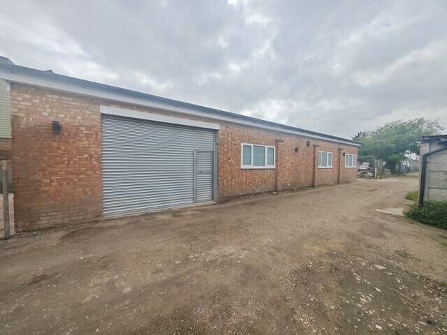 INDUSTRIAL UNIT WITH PARKING Approx. 1150 SQ. FT. £16,200 PA – LEASEHOLD - HADLEIGH Ref V0139E Photo 1