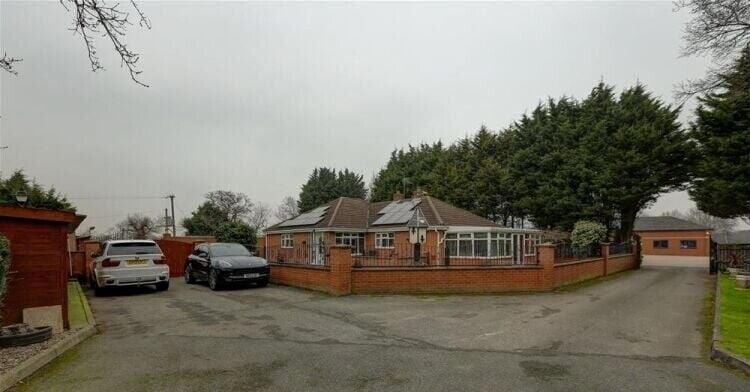 3-Bedroom Bungalow and Licensed Boarding Kennels & Cattery in Scenic Lincolnshire Photo 1