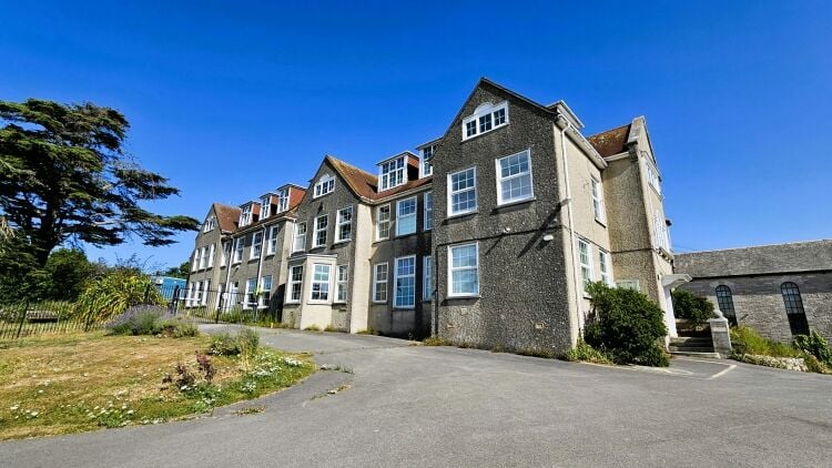 Former S.E.N. School on 4.4 Acres in Swanage Dorset Suitable for Community Uses Photo 1